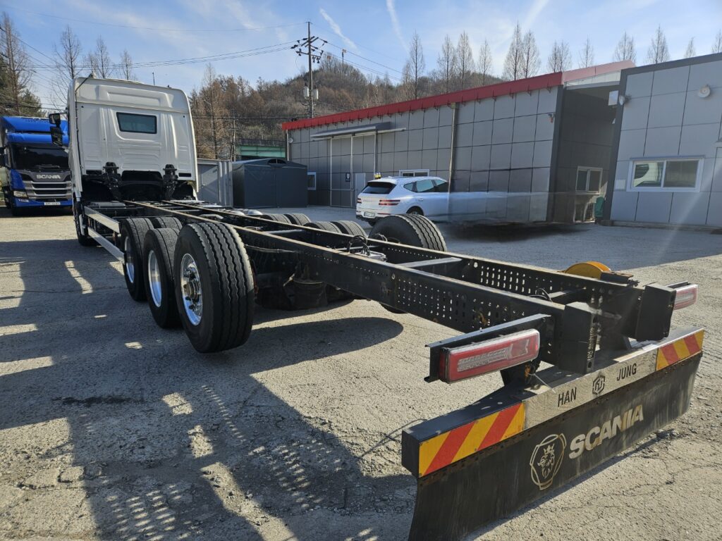 스카니아 R450 샤시 뼈대 프레임 사진