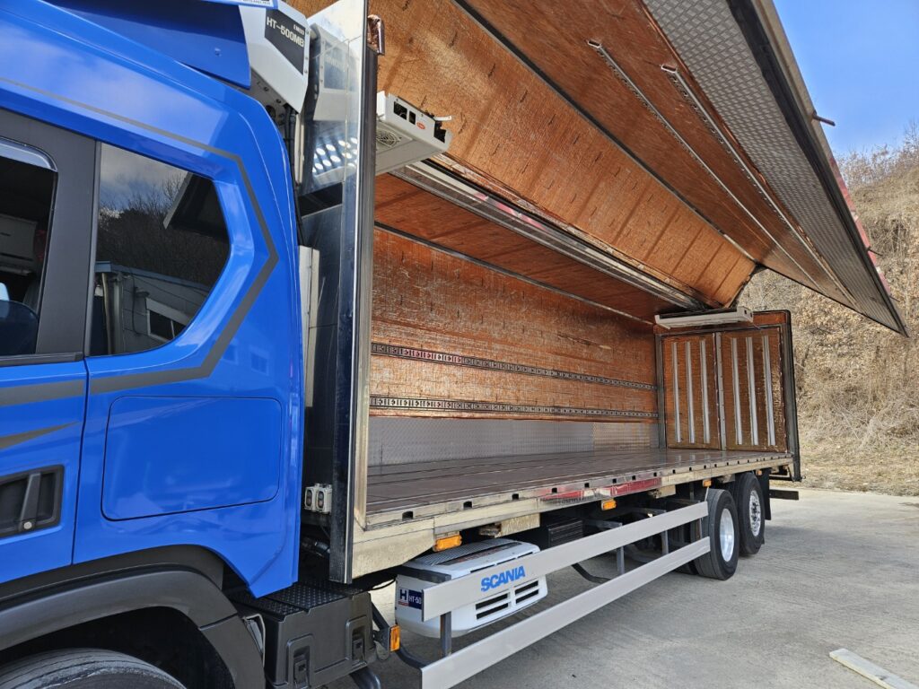 스카니아 P360 적재함 열린 사진