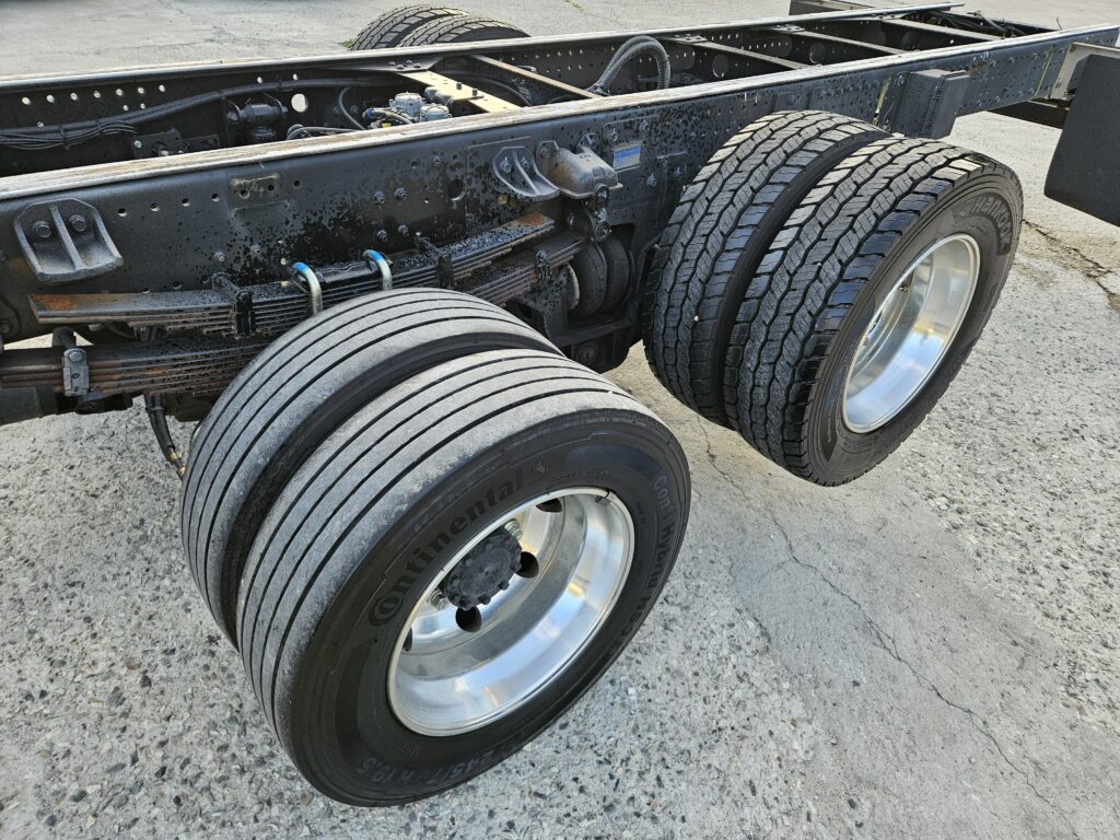 현대 파비스 샤시 타이어 및 뼈대 프레임 사진